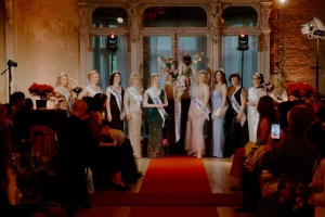 THE AGE OF THE QUEEN: ТРИ ДНЯ, КОТОРЫЕ СТАЛИ СОСТОЯНИЕ 2